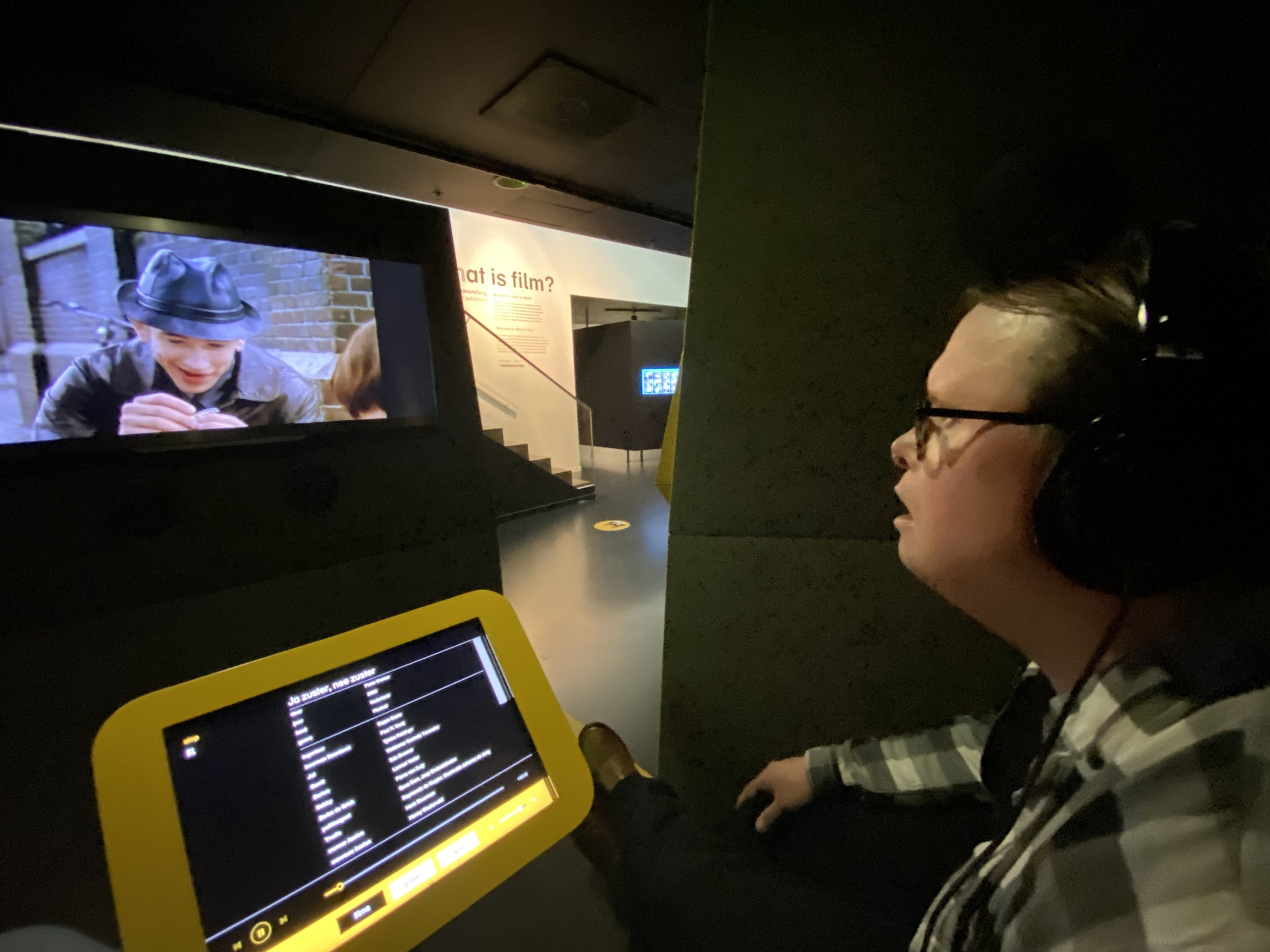 Donald kijkt en luistert naar een filmfragment. Zo ontdek je meer over de wereld van film.